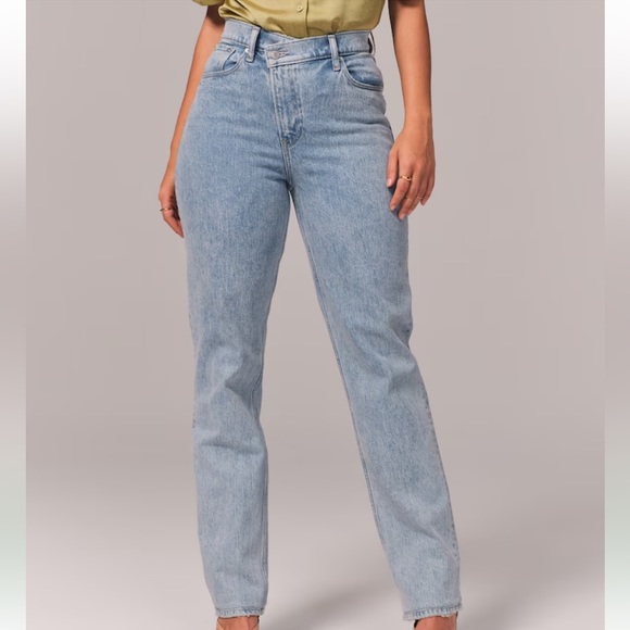 Abercrombie & Fitch Denim - ABERCROMBIE Curve Love Ultra High Rise 90s Straight Jean